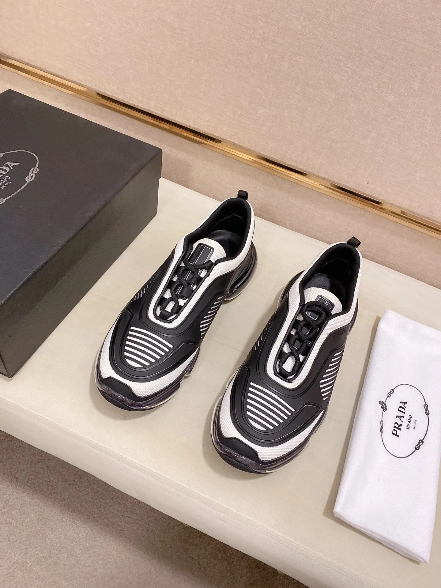 Factory price: 640💰 ✔️✔️✔️High-quality new PRADA counters are launched simultaneously. The new men's shoes and 😘fabric are made of high-tech glue-spraying technology. Lining: Full cowhide lining. 👍🏿 High-end ☄️ air-cushion molded anti-slip rubber outsole, exquisite lines, simple and elegant, comfortable and high-end for leisure travel. Code number: 38 to 45